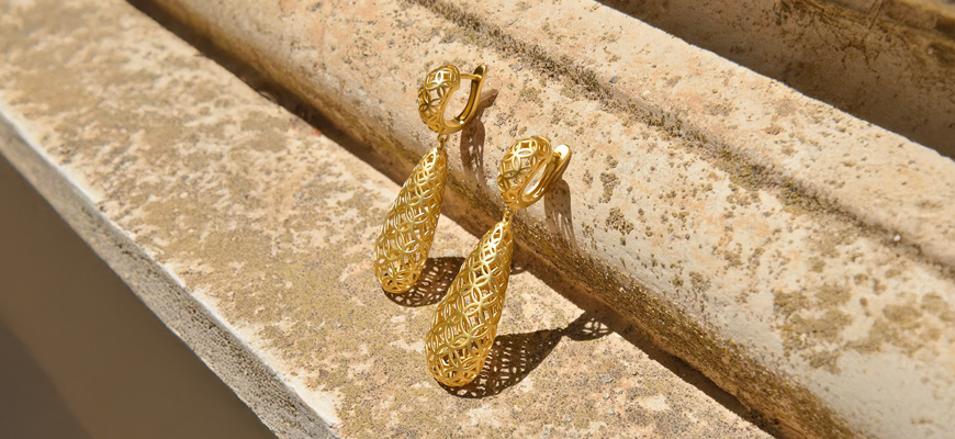 Pendientes largos de oro con diseño de gota calada y filigrana artesanal - Aeren Joyas.