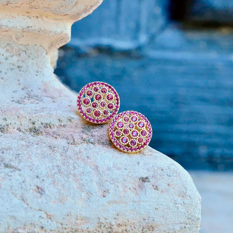 Pendientes redondos de estilo artesanal con piedras rosas engastadas en base dorada - Aeren Joyas.