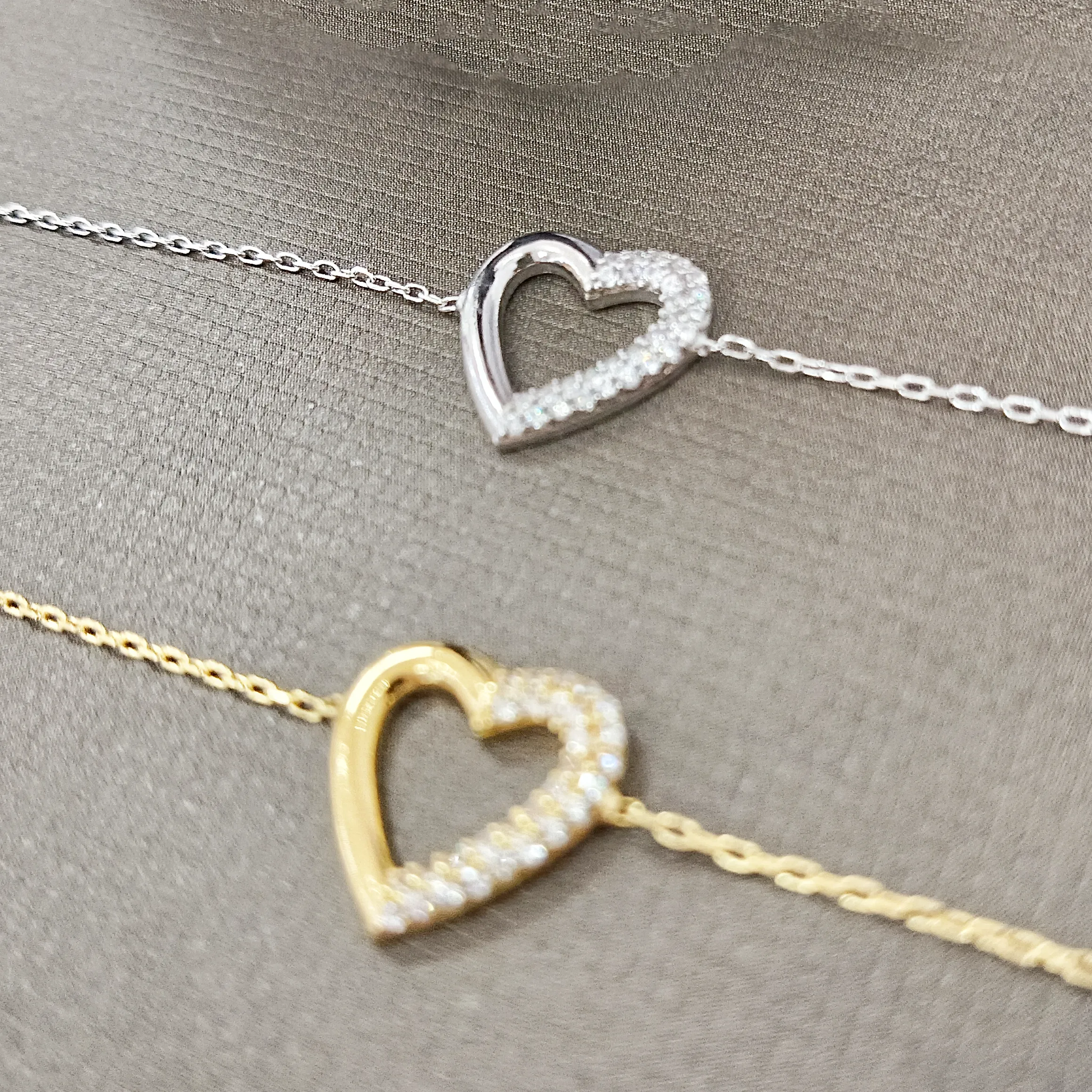 Pulseras de cadena fina con colgante de corazón con circonitas brillantes en acabados plata y oro - Aeren Joyas.